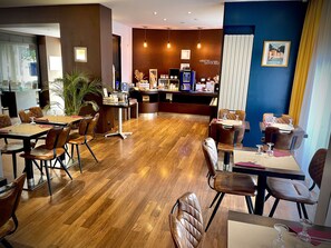 Tägliches Frühstücksbuffet (12.30 EUR pro Person)