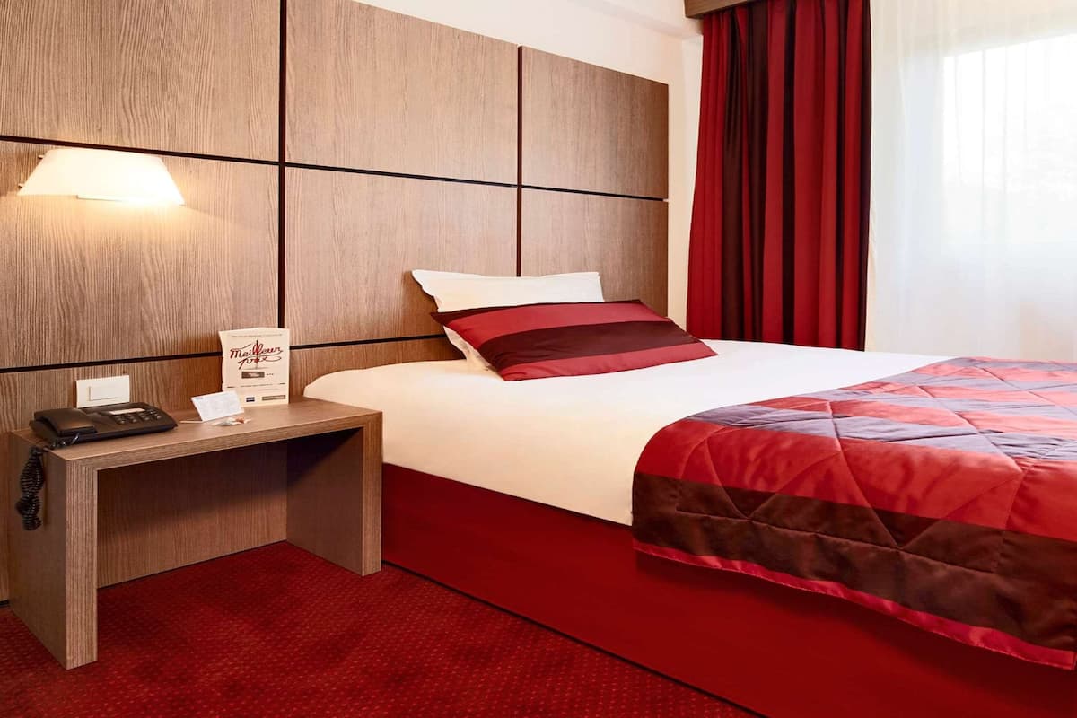 Standard Room, 1 Twin Bed | In-room safe, laptop workspace, soundproofing, iron/ironing board