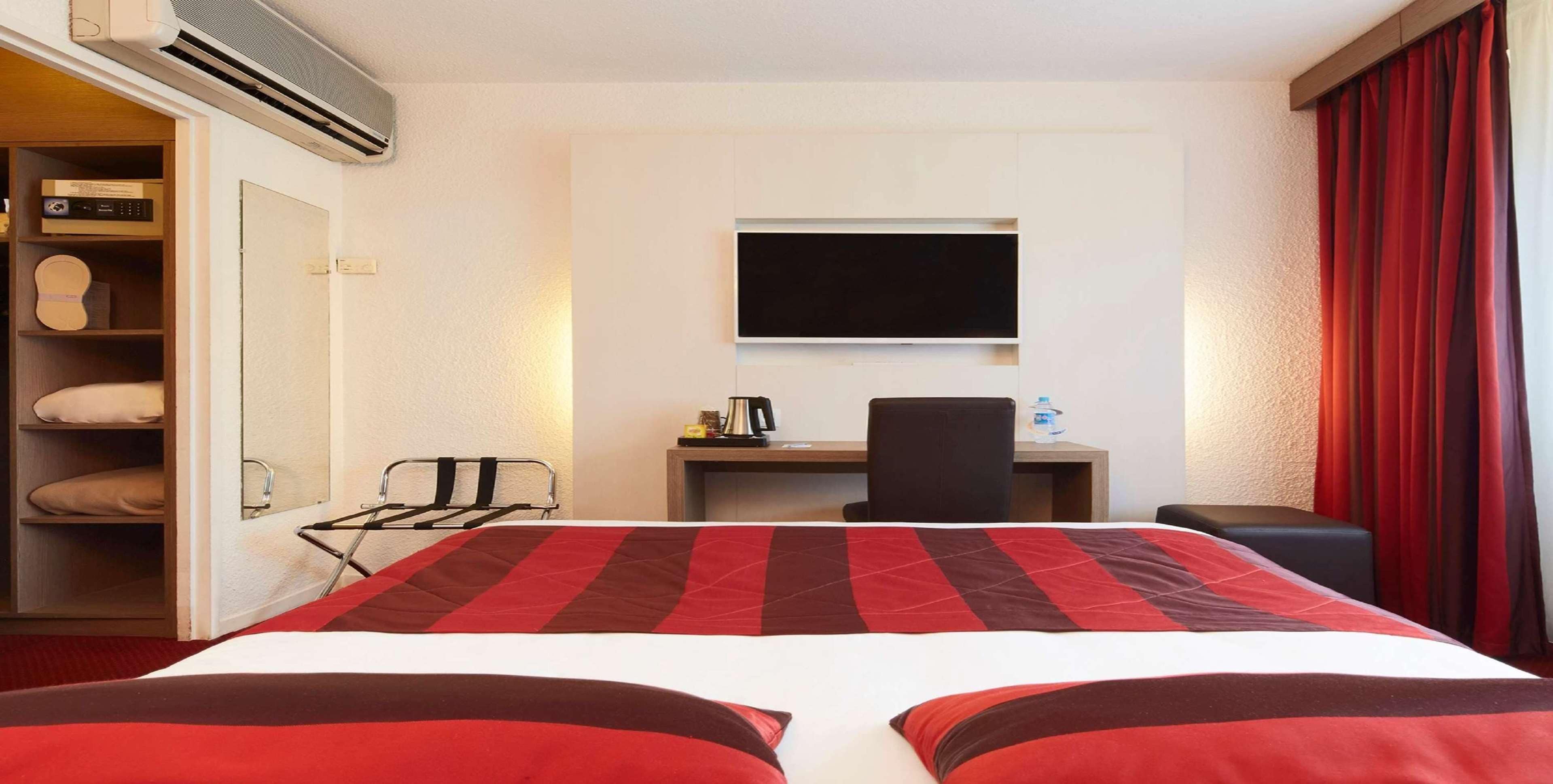 standard room, 1 double bed | in-room safe, laptop workspace, soundproofing, iron/ironing board