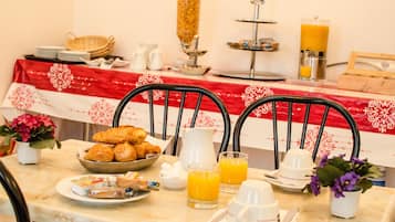 Dagelijks ontbijtbuffet (EUR 8 per persoon)