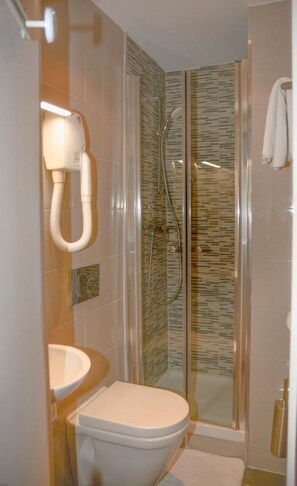 Shower, rainfall showerhead, free toiletries, hair dryer