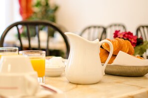 Desayuno buffet diario (EUR 8 por persona)