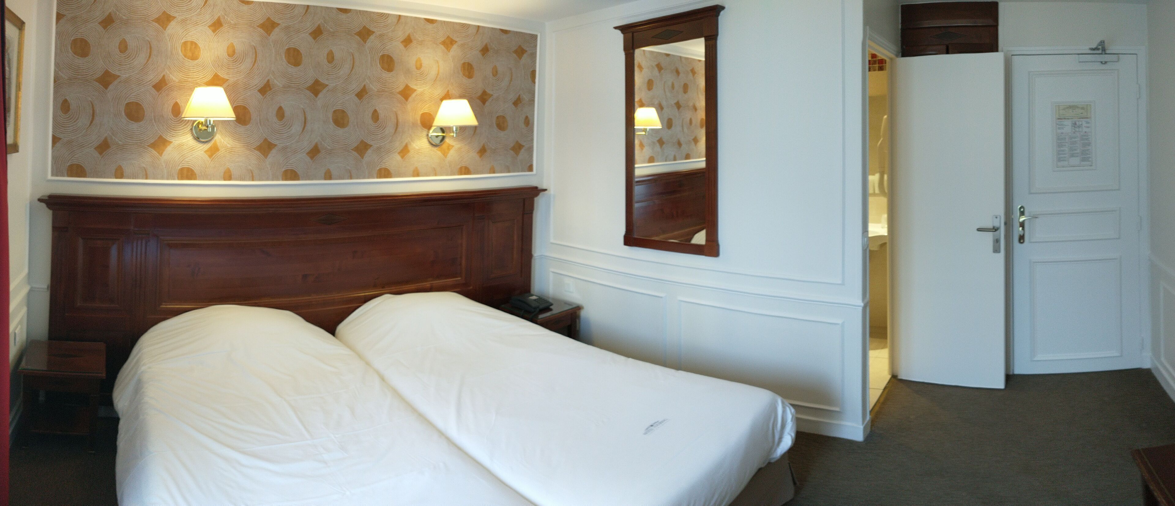 خزنة داخل الغرفة ومكواة/لوح كي وملاءات أسرّة