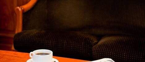 Un tavolo con una tazza di caffè e un giornale.
