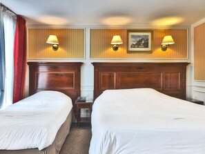 Triple Room | 1 bedroom, in-room safe, iron/ironing board, bed sheets