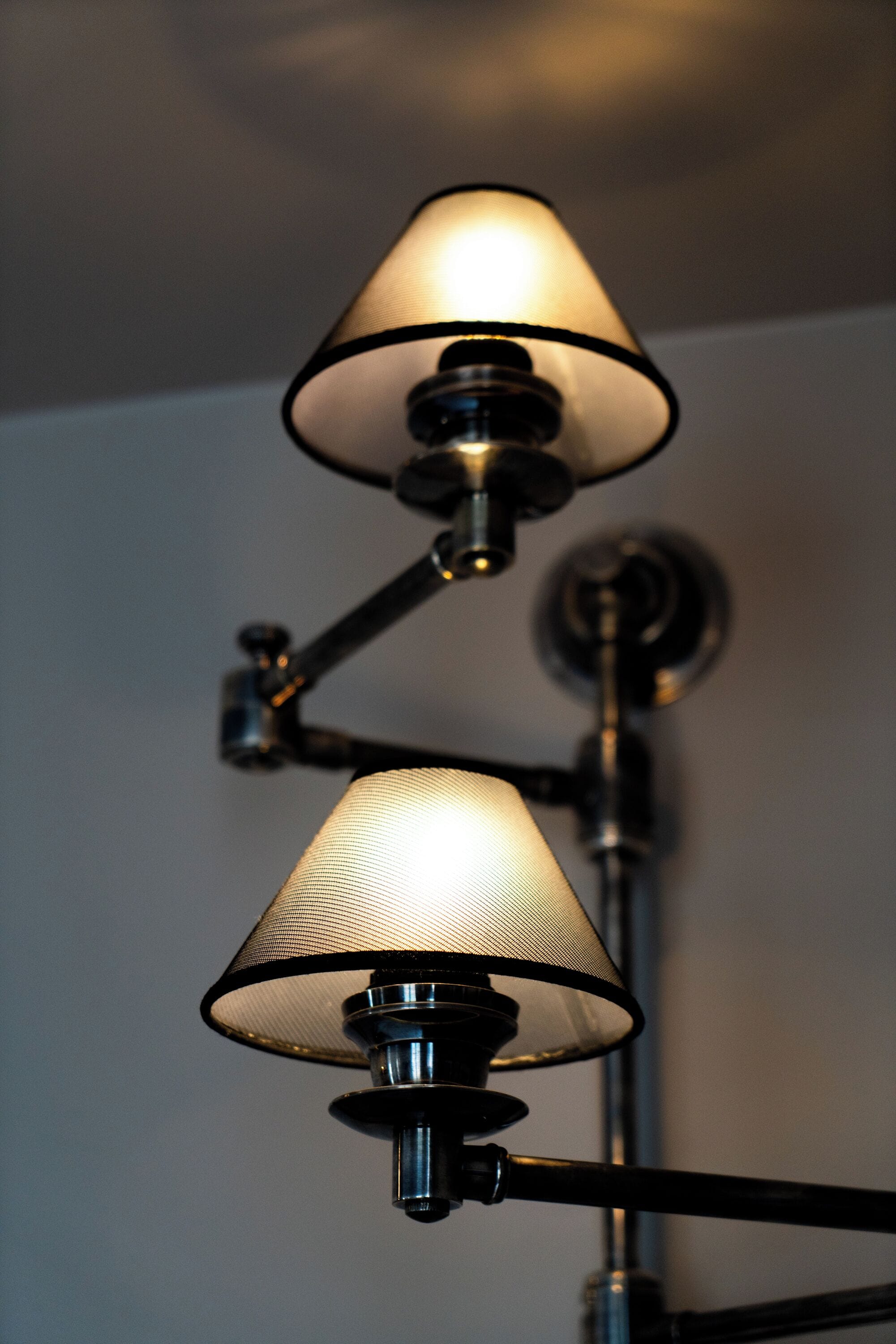 Eine Deckenleuchte mit zwei Lampen.