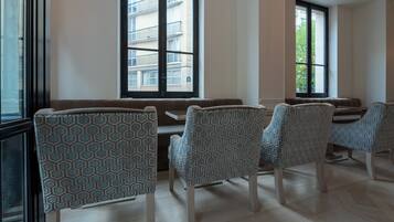 Dagelijks ontbijtbuffet (EUR 18 per persoon)