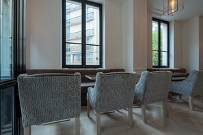 Tägliches Frühstücksbuffet (18 EUR pro Person)