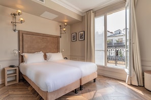 In-room safe, desk, laptop workspace, soundproofing - Hôtel Saint-Louis - Jardin du Luxembourg (Paris)