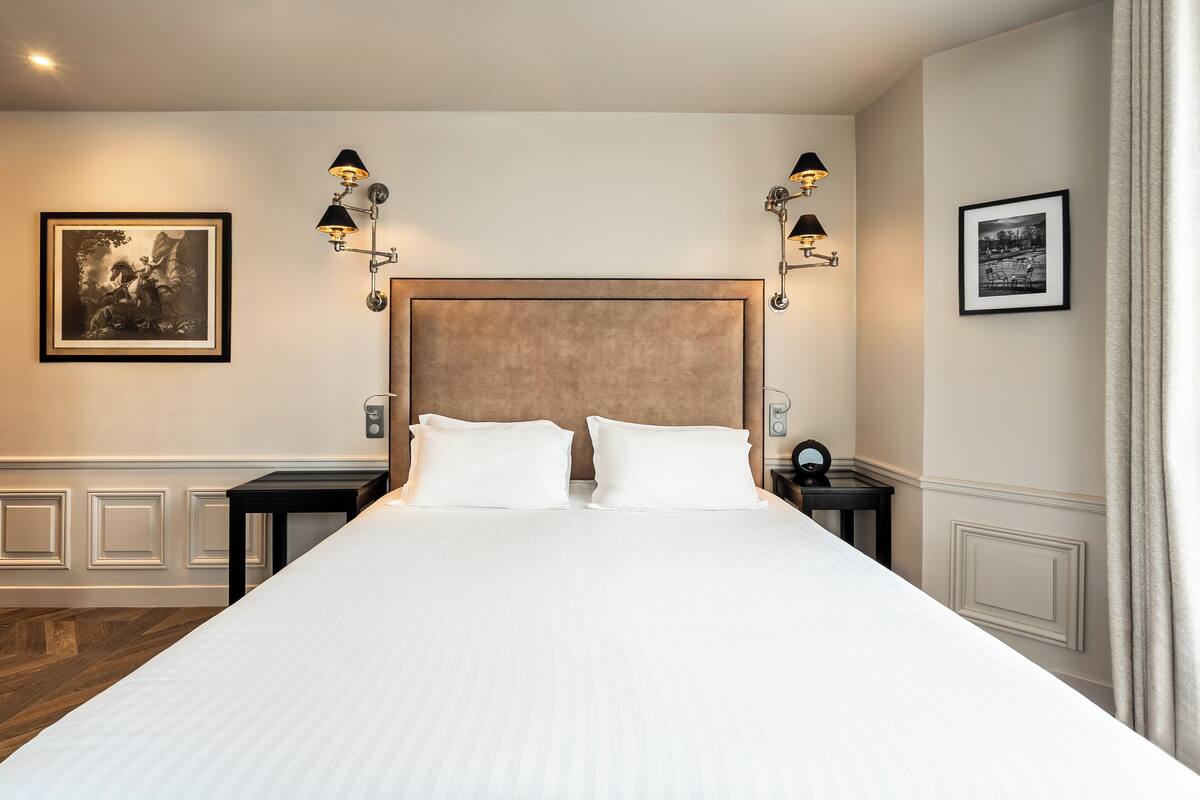 In-room safe, desk, laptop workspace, soundproofing
