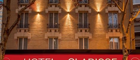 Voorkant accommodatie - avond/nacht