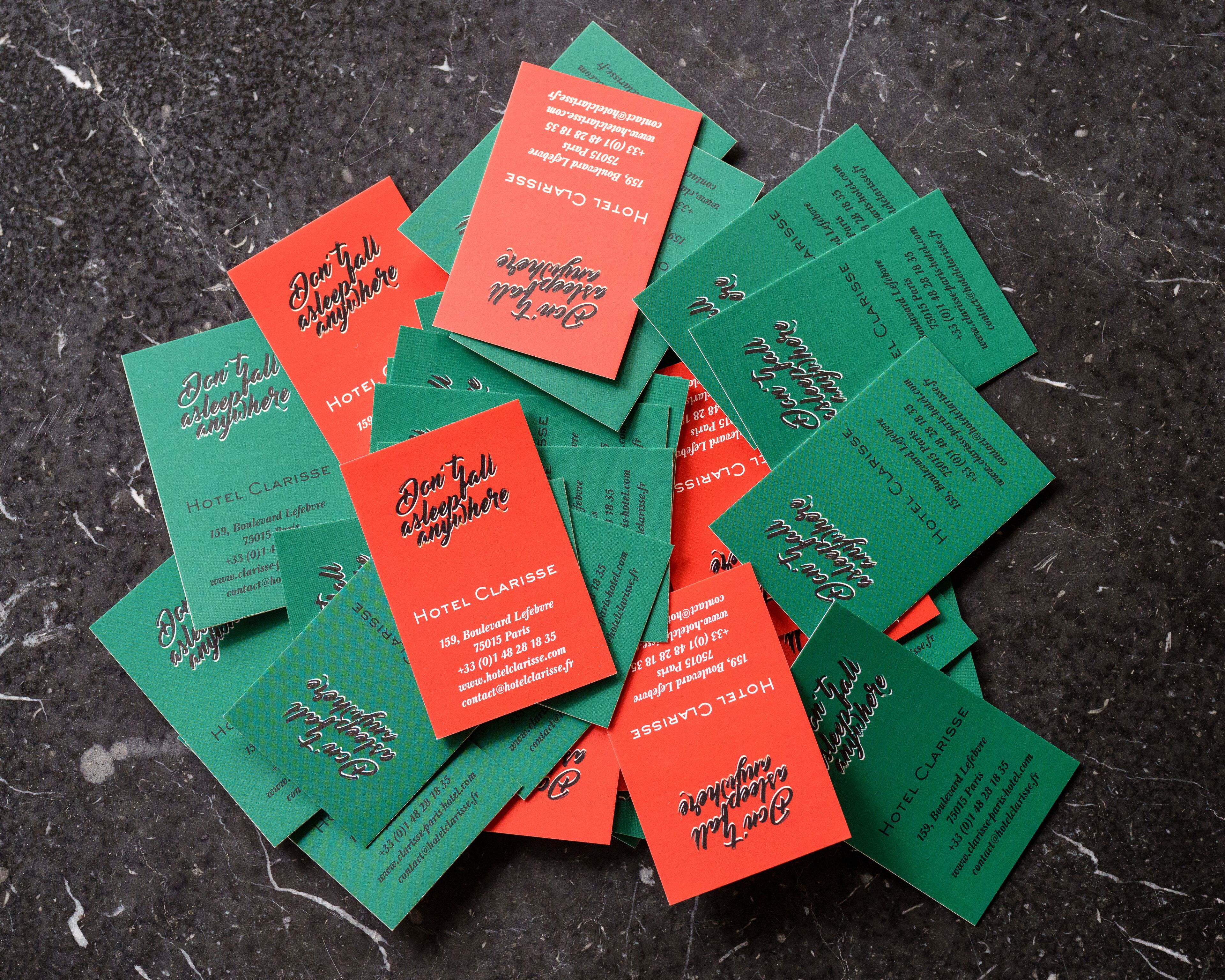 Un conjunto de tarjetas de presentación del Hotel Clarisse, con datos de contacto y la dirección del hotel.