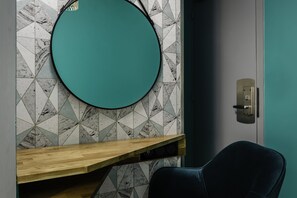 Habitación básica doble, 1 cama doble | Colchones Select Comfort, caja fuerte, escritorio