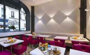 Buffet breakfast for a fee on weekends - Hotel Royal Opera (Paris)