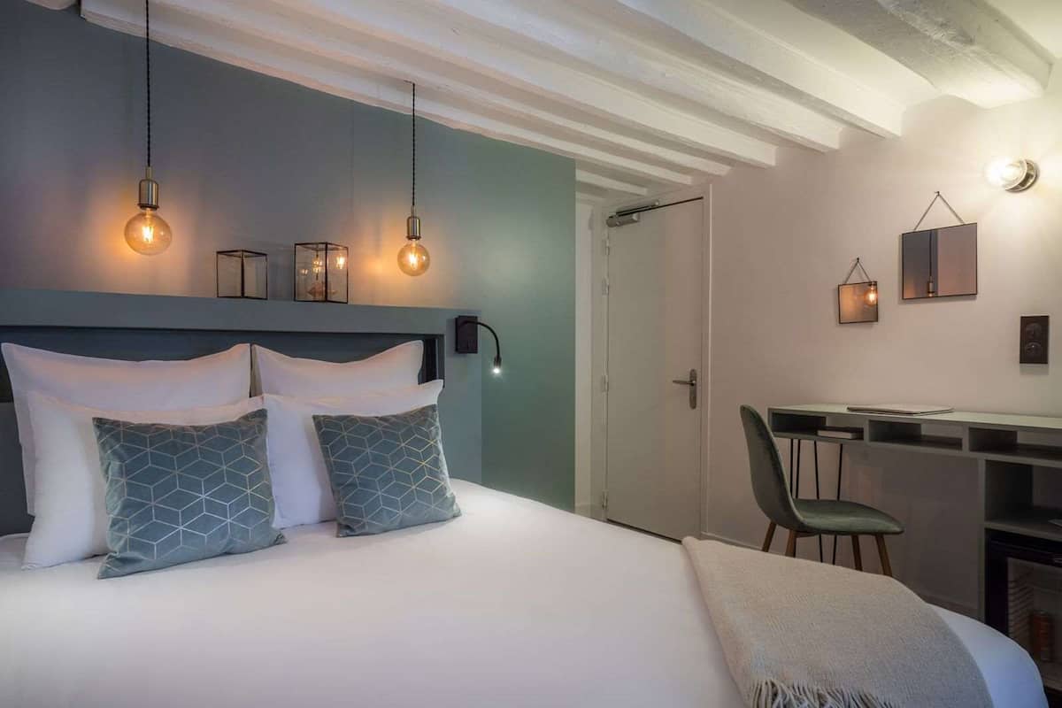 Single Room | Minibar, in-room safe, desk, free cots/infant beds
