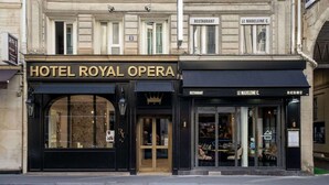 A building with a sign for HOTEL ROYAL OPERA and a restaurant named LE MADELEINE C. - Hotel Royal Opera (Paris)