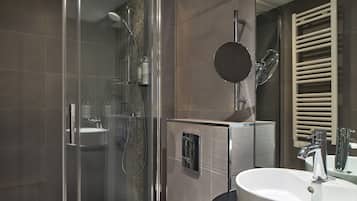 Comfort Double Room | Bathroom | Free toiletries, hair dryer, towels