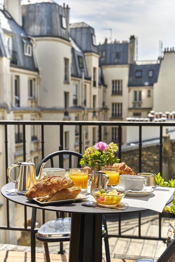 Desayuno continental diario (EUR 25 por persona)