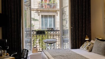 Superior Tek Büyük Yataklı Oda, Balkon | 2 yatak odası, Mısır pamuklu çarşaf takımı, kaliteli yatak takımı
