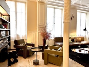 Lobby sitting area - Hôtel Beauséjour Ranelagh (Paris)