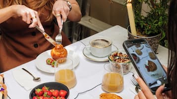 Tägliches Frühstücksbuffet gegen Gebühr