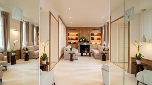 A spacious living room with a fireplace, sofas, and a bookshelf. - Villa Madame (Paris)