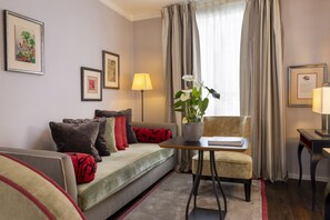 Habitación ejecutiva con 1 cama matrimonial o 2 individuales (La Parisienne) | Área de sala de estar | Televisión de pantalla plana y películas con cargo 