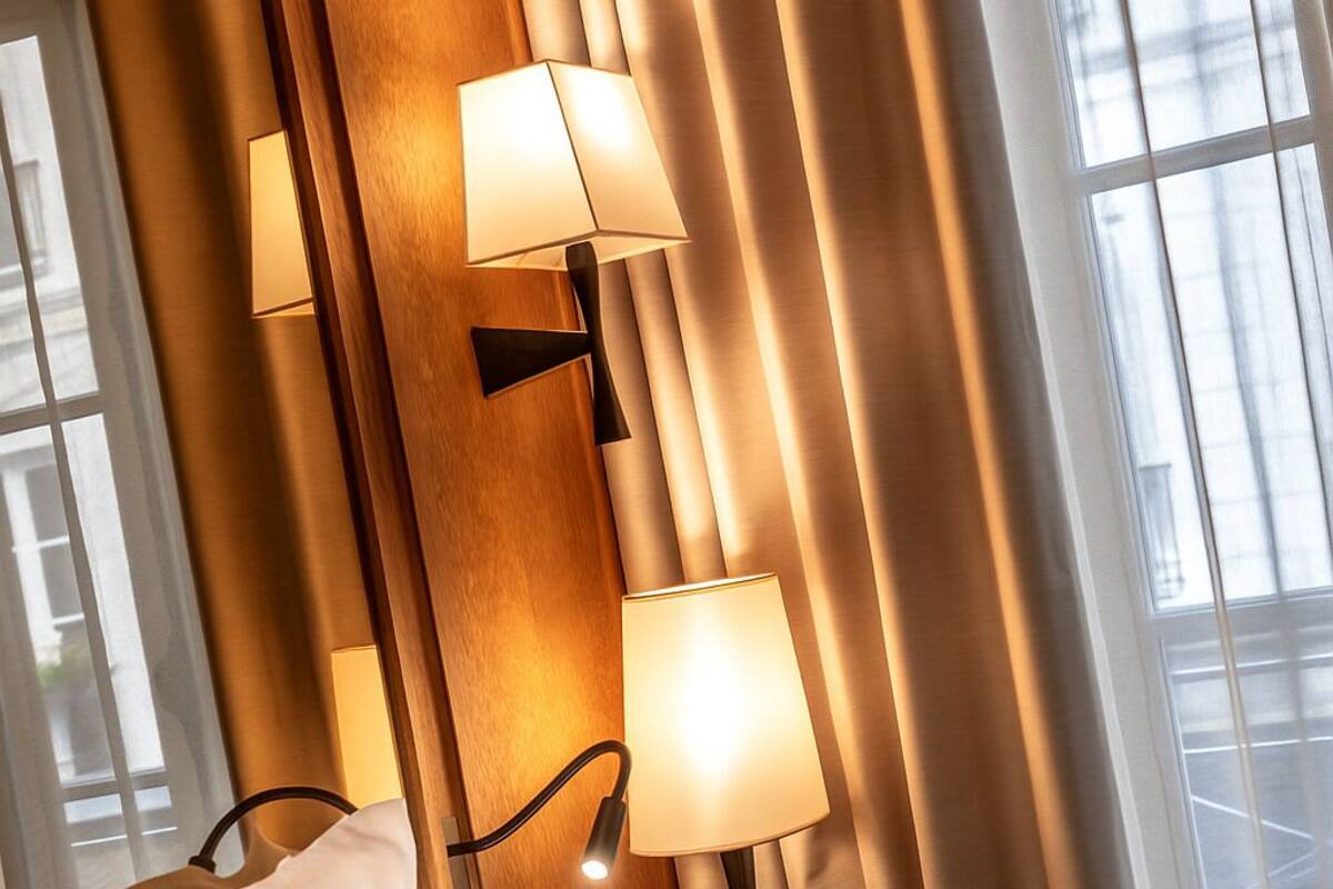 Bộ đồ giường cao cấp, minibar, két bảo mật tại phòng, bàn 