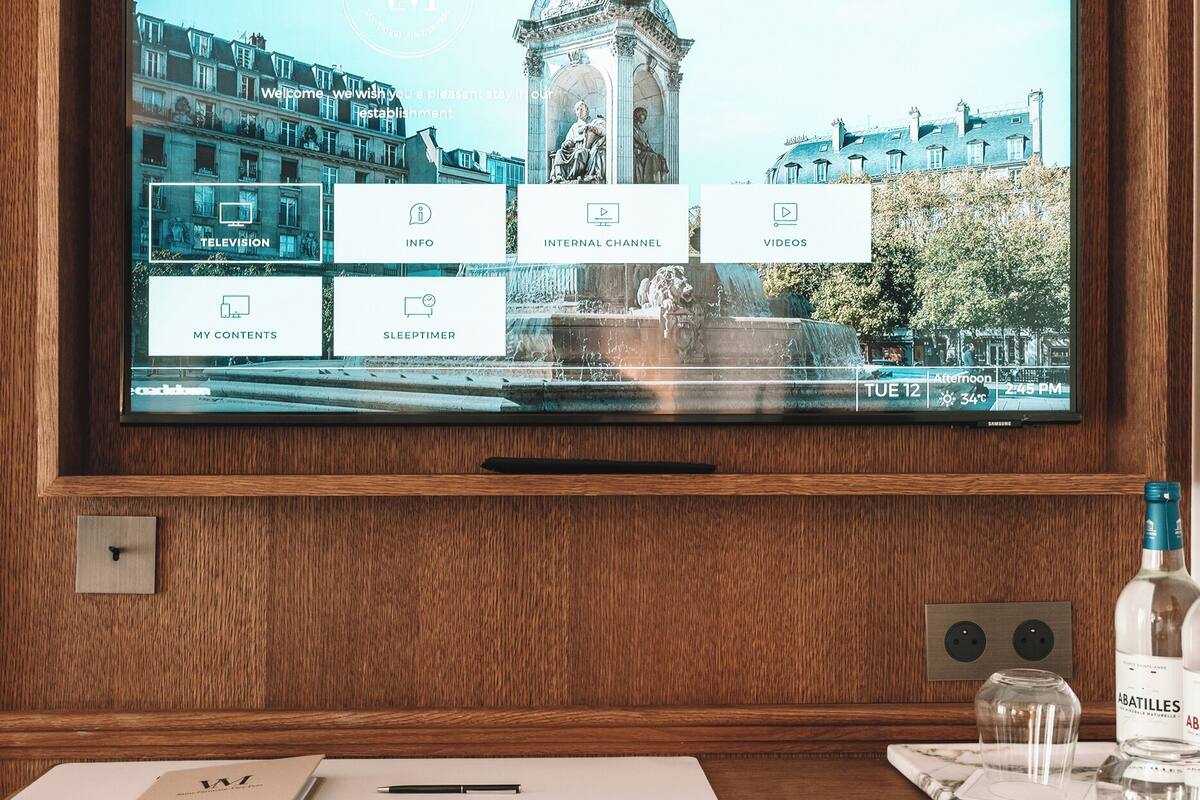 Bộ đồ giường cao cấp, minibar, két bảo mật tại phòng, bàn 