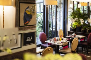 Daily cooked-to-order breakfast (EUR 24 per person)