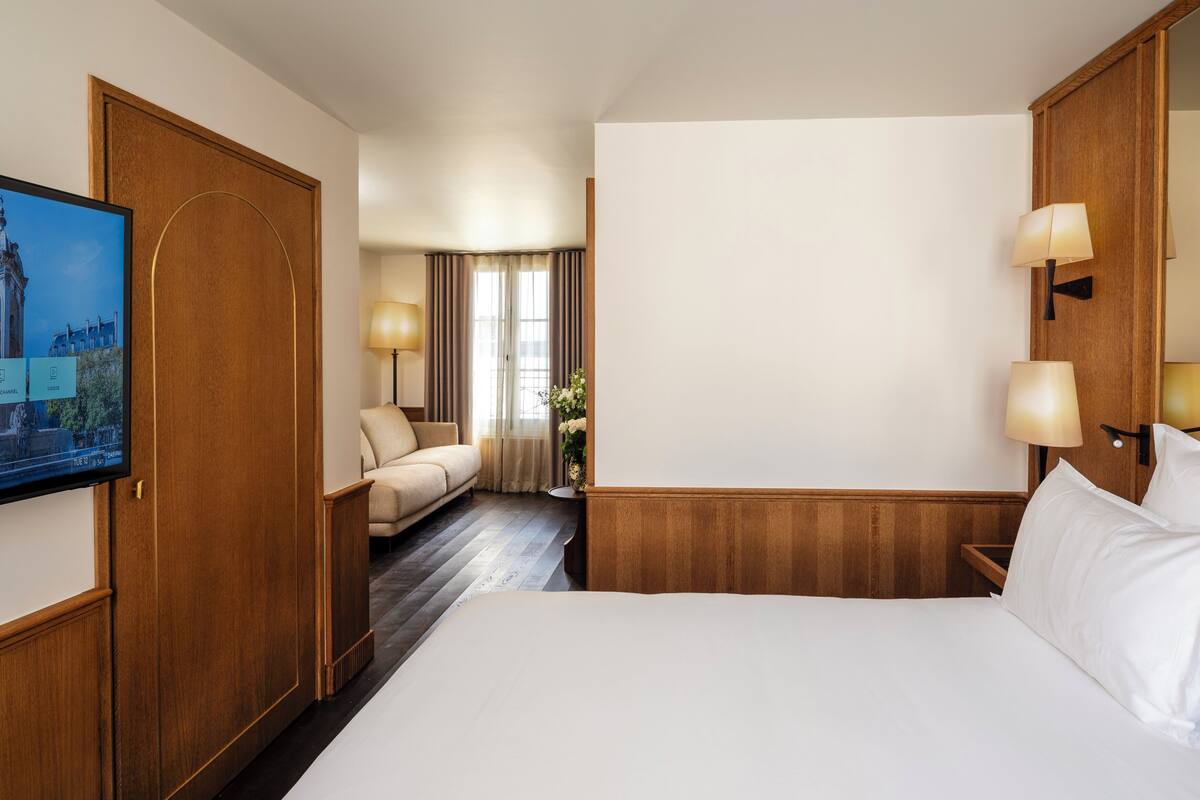 Phòng Suite | Bộ đồ giường cao cấp, minibar, két bảo mật tại phòng, bàn 