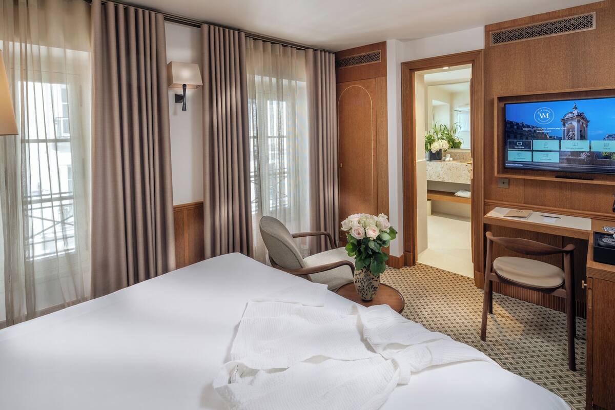 Bộ đồ giường cao cấp, minibar, két bảo mật tại phòng, bàn 