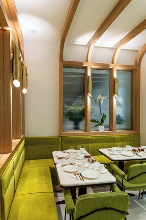 Daily cooked-to-order breakfast (EUR 24 per person)