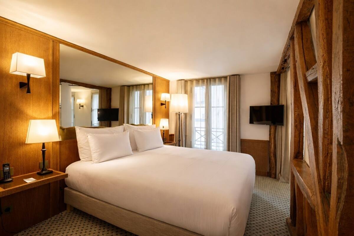 Phòng đôi phong cách cổ điển | Bộ đồ giường cao cấp, minibar, két bảo mật tại phòng, bàn 