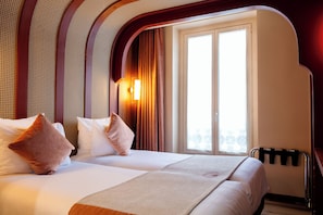 Chambre Grand Lit ou Lits Jumeaux | Coffres-forts dans les chambres, bureau, rideaux occultants