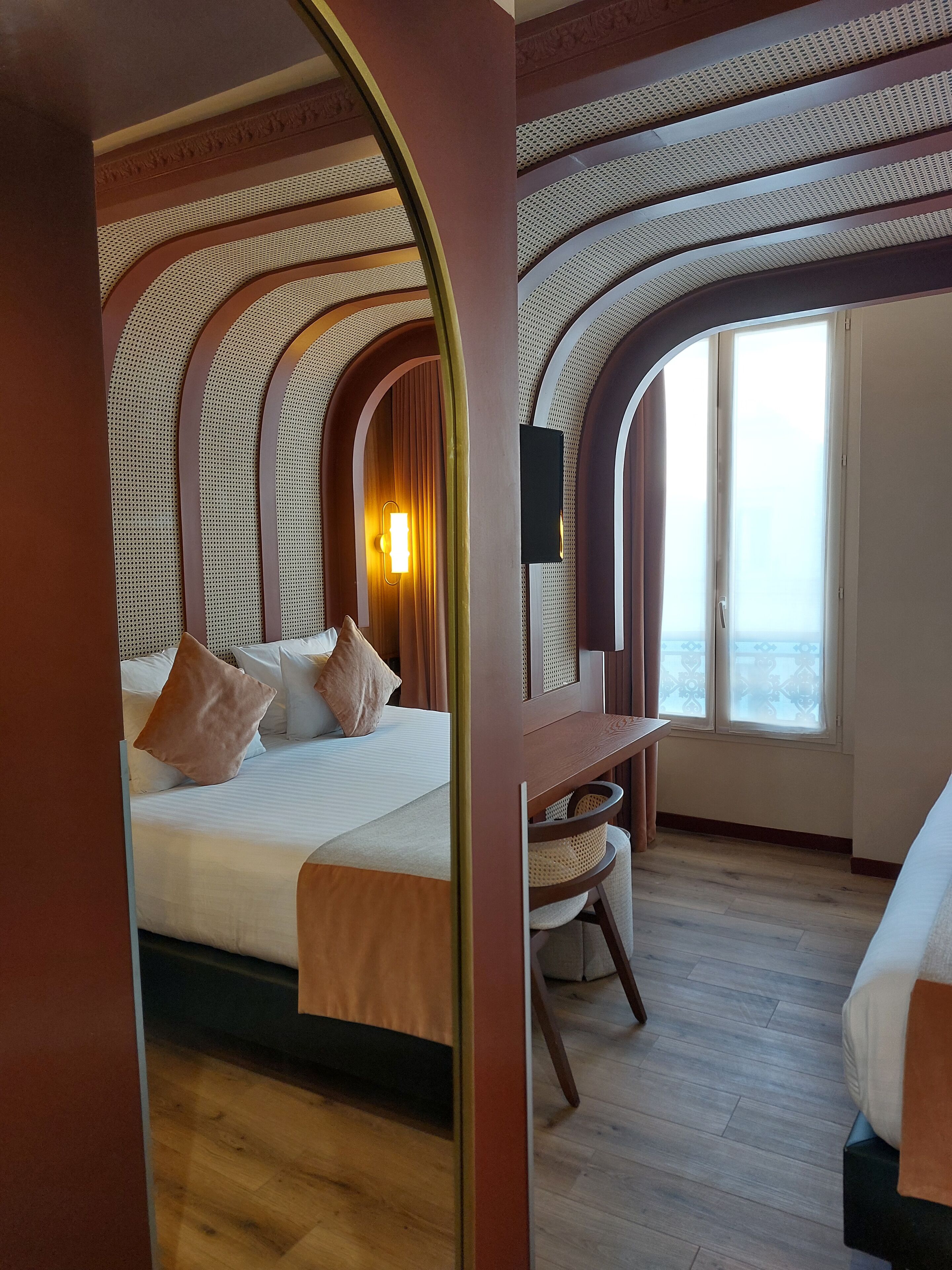 Caja de seguridad en la habitación, escritorio y cortinas blackout 