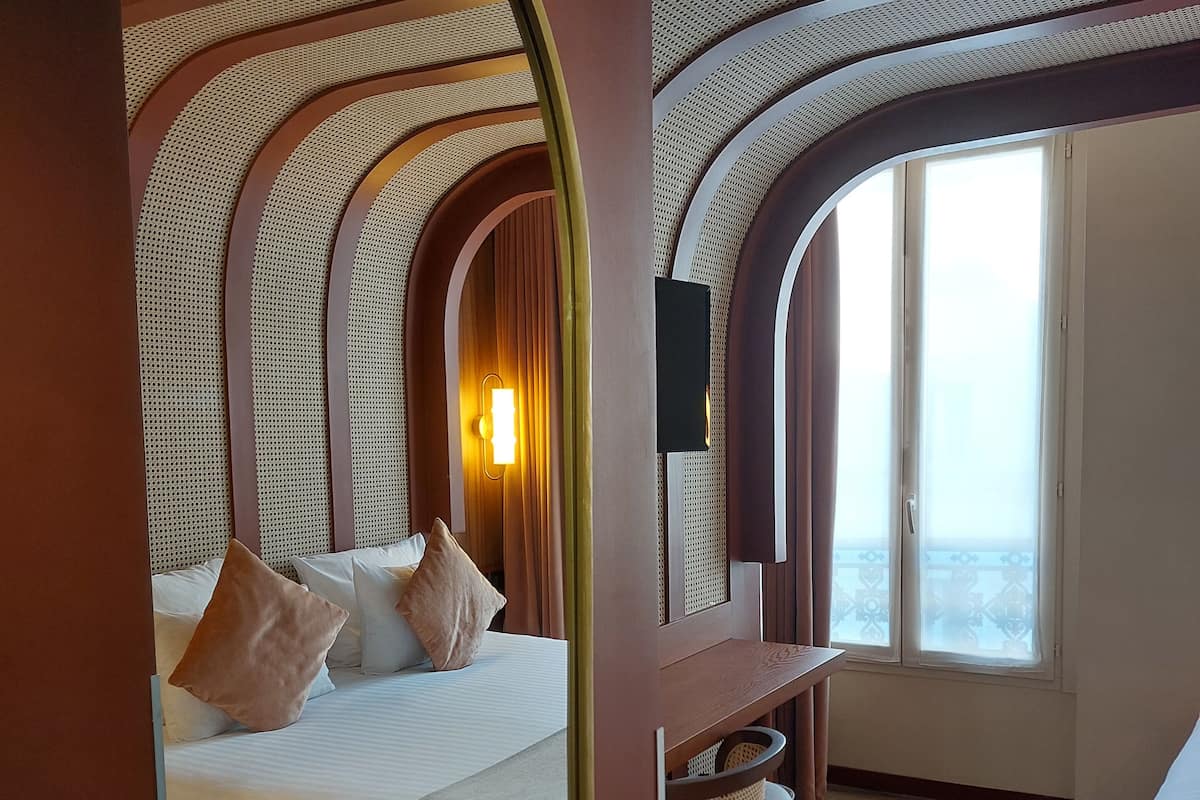 Chambre Confort double ou avec lits jumeaux | Coffre-fort, bureau, rideaux dâobscurcissement, systĂšme dâinsonorisation