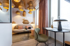 Suite Junior supérieur | Coffres-forts dans les chambres, bureau, rideaux occultants