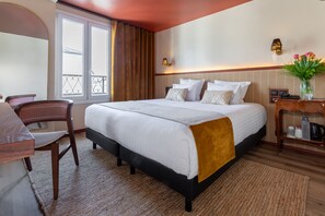 Caja de seguridad en la habitación, escritorio y cortinas blackout 