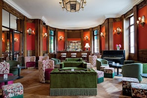 Bar lounge
