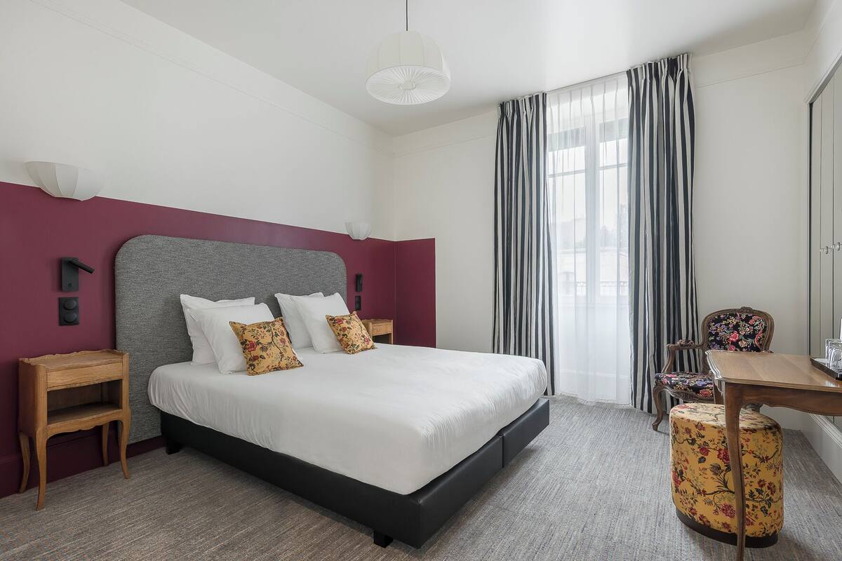 Charme Room | 高級寢具、Select Comfort 床墊、房內夾萬、書桌