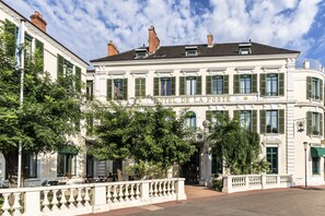 A historic building with a sign reading "HOTEL DE LA POSTE". - Hôtel de la Poste (Beaune)