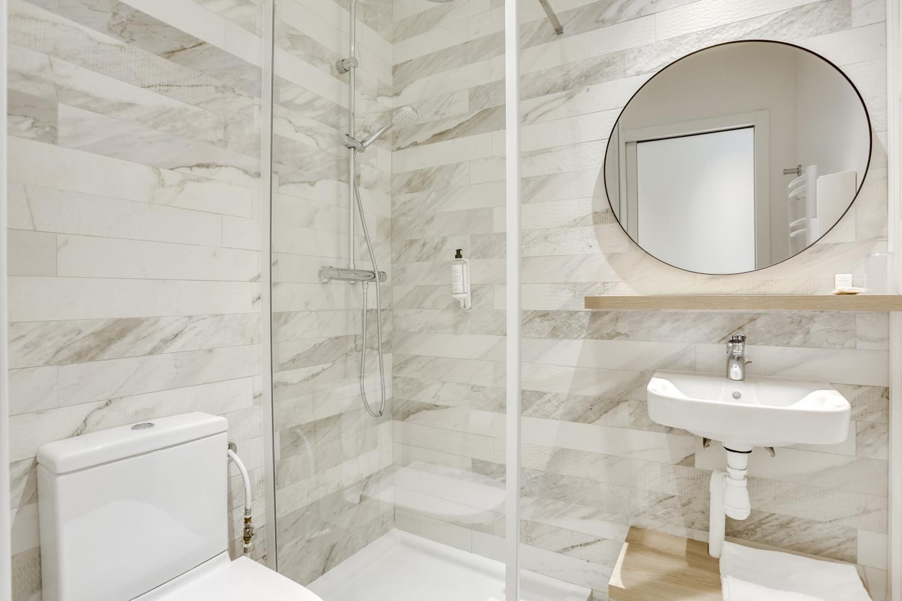 shower, rainfall showerhead, free toiletries, hair dryer