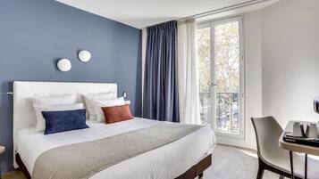 Ropa de cama de alta calidad, escritorio y cortinas blackout