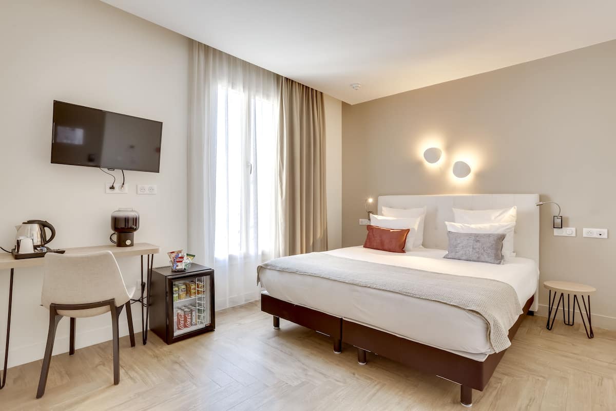 Kamar Double Deluks | Seprai premium, meja kerja, tirai kedap cahaya, dan kedap suara