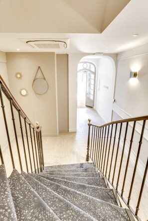 Interior entrance - Hotel Courseine (Courbevoie)