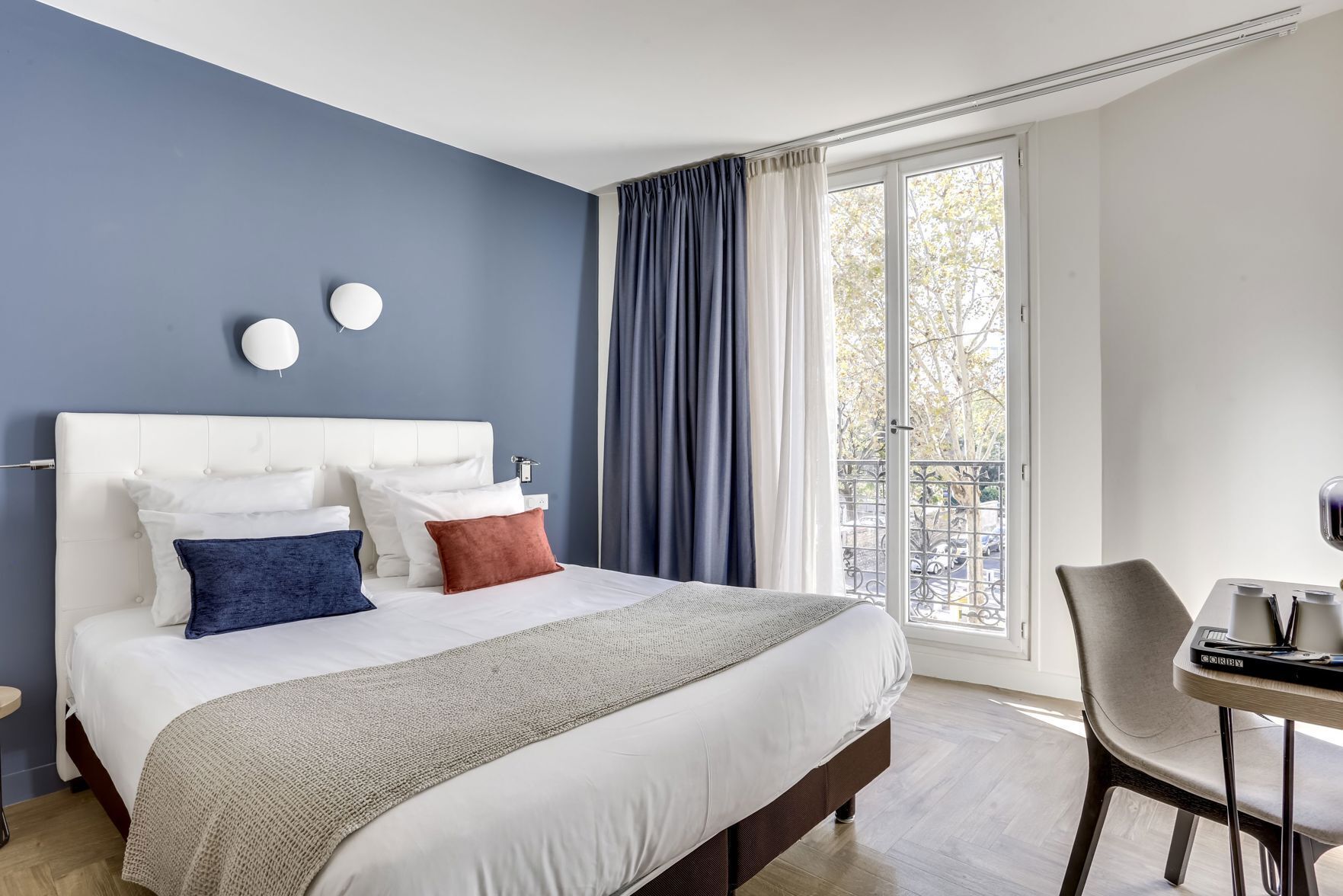 Ropa de cama de alta calidad, escritorio y cortinas blackout 