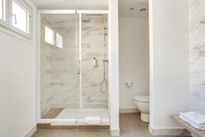 Dusche im Bad