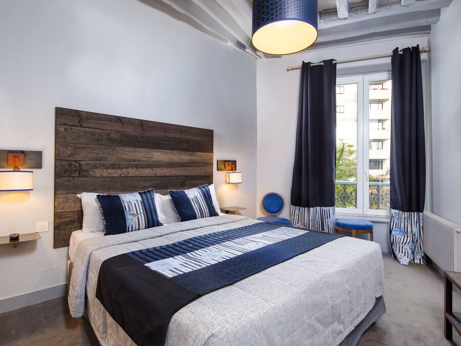 In-room safe, desk, soundproofing, free WiFi