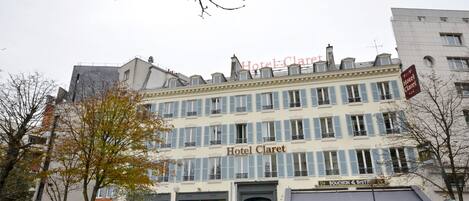 Ein mehrstöckiges Gebäude mit deutlich sichtbarer Schilderung 'Hotel Claret'.